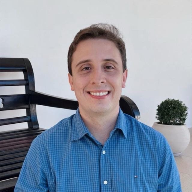 Dr. Flávio Torres, pediatra