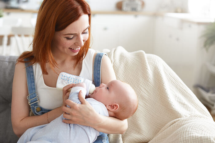 Mãe amamentando o recém-nascido com mamadeira